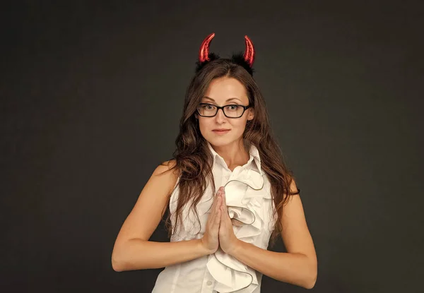 Αθώος Διάβολος Επαγγελματική Γυναίκα Αποκριάτικη Στολή Σατανικό Κορίτσι Κάνει Χέρια — Φωτογραφία Αρχείου