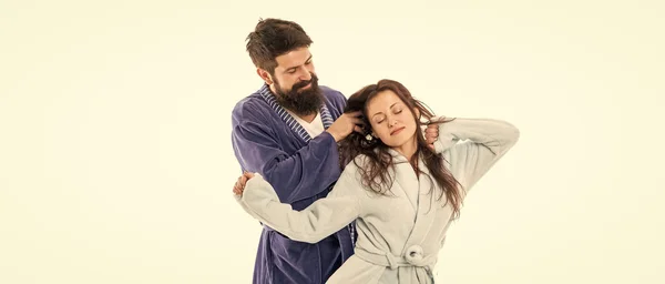 남자는 여자의 머리카락을 사랑하는 예복을 아내와 일어나라 — 스톡 사진