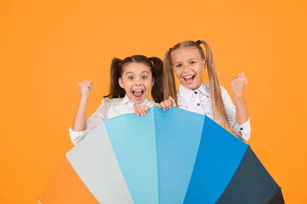 Lány Barátok Esernyővel Esős Nap Boldog Gyerekkort Gyerekek Örülnek Esernyőnek — Stock Fotó