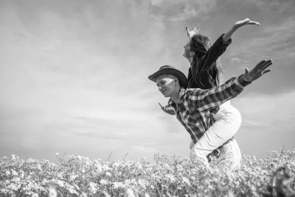 Baharda Papatya Tarlasında Çimlerin Arasında Koşan Mutlu Çift Özgürlük — Stok fotoğraf