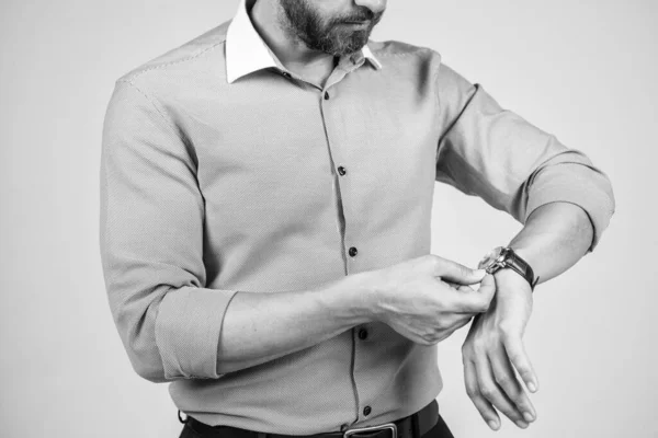 Zugeschnittener Mann Der Die Zeit Kontrolliert Armbanduhr Auf Männlicher Hand — Stockfoto