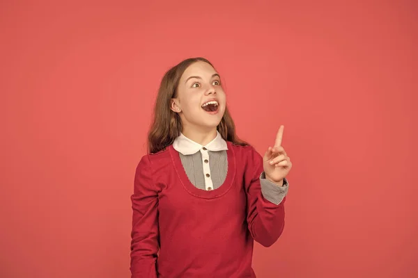 Сентября Ребенок Красном Фоне Выражать Эмоции Вдохновила Счастливая Девочка Подросток — стоковое фото