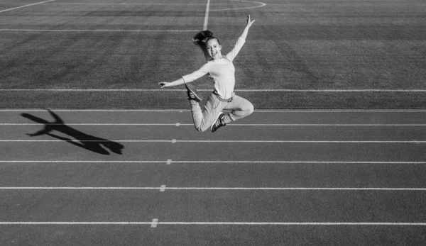 Счастливая Энергичная Девочка Прыжок Беговой Дорожке Легкая Атлетика — стоковое фото