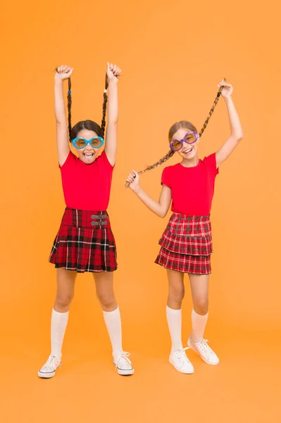 Letní Módní Trend Děti Módní Přátelé Pózují Slunečních Brýlích Žlutém — Stock fotografie