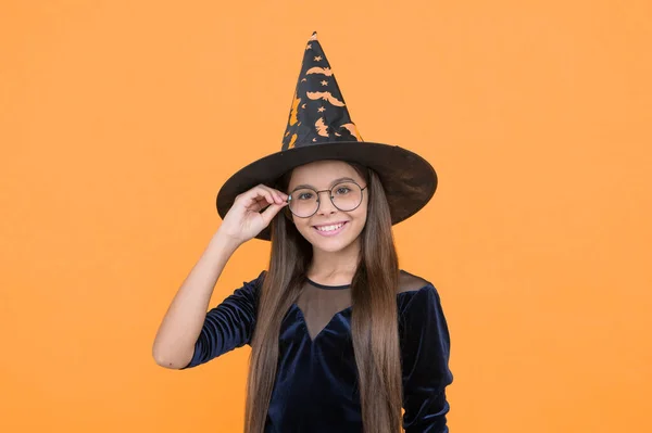 Boldog Lány Visel Boszorkány Kalap Szemüveg Kész Varázslat Halloween Boldog — Stock Fotó