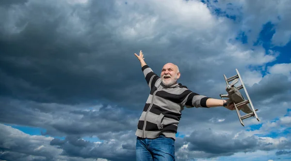 Abuelo Jubilado Con Juguete Anciano Retirado Aire Libre Hombre Mayor —  Fotos de Stock