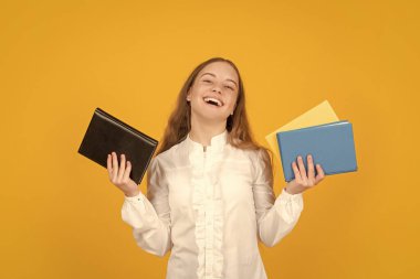 Çocuk defteri tut. Lise öğrencisiydim. Genç kız ödevlerini defterle yapıyor. Çalışma kitabıyla çalış. Gülen çocuk kitabı. Okula dönüyorum. Çocukluk eğitimi. bilgi günü.