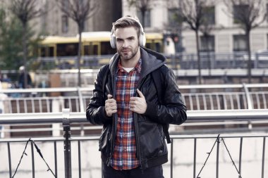 Kendini geliştir. Yakışıklı adam, müzik dünyasından hoşlanıyor. Uzaktan eğitim. Modern eğitim. Gençler için podcast. Çevrimiçi eğitim dersleri. Müziği dinle. Sırt çantalı kulaklıklı turist hipster..