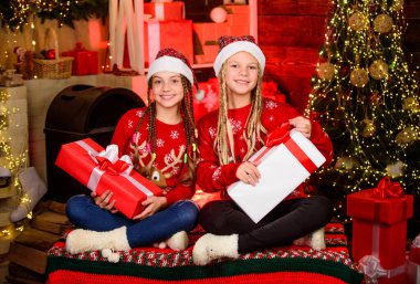 Kız kardeşlik. Kız arkadaşlar Noel 'i kutluyor. Boks günü. İyi tatiller. Eğlence ve tezahürat. Çocuklar mutlu noel arifesi. Noel hediyesi konsepti. Hediye paylaşımı. Paylaşım yeteneği. Cömertliği ortaya çıkar..