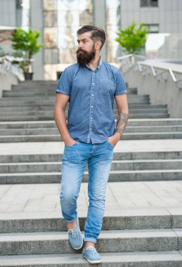 Sakallı adam aşağıda yürüyor. Uzun boylu, sakallı bir adam. Hipster adam dışarıda..