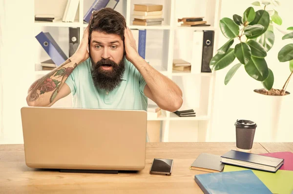 Schockierter Geschäftsmann Klammert Sich Büroschreibtisch Und Starrt Laptop — Stockfoto