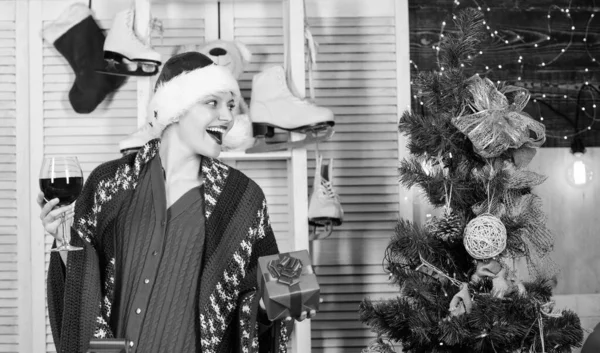 準備はいいか 居心地の良いプレイで幸せな女性 女の子は赤ワインを飲む 幸せな新しい2020年 メリー クリスマス クリスマスの朝の喜び プレゼント付きのサンタさんの帽子 ボクシングの日だ 冬のショッピング販売 — ストック写真
