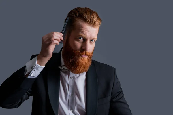 Barbearia Homem Com Barba Pentear Cabelo Espaço Cópia Homem Tem — Fotografia de Stock