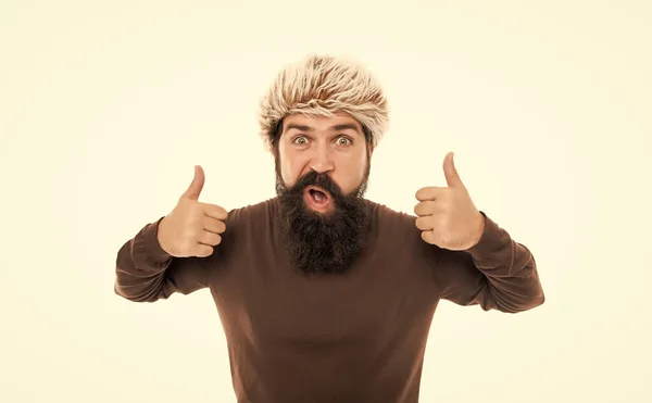 Удивленный Бородатый Мужчина Усами Ушной Шляпе Показать Большой Палец Вверх — стоковое фото