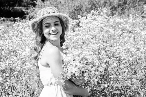 今まで以上に美しい花 カモミール畑で幸せな女の子の笑顔 小さな女の子の子供の自然の風景 美顔だ ヘアサロン ファッションスタイル 夏休み — ストック写真
