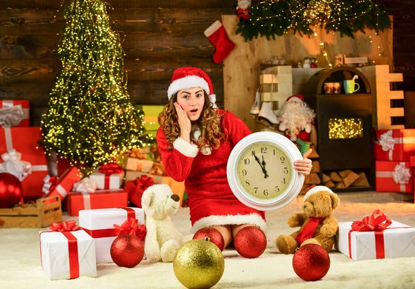 Versier Kerst Met Vreugde Kerstman Meisje Houdt Klok Vast Wachten — Stockfoto