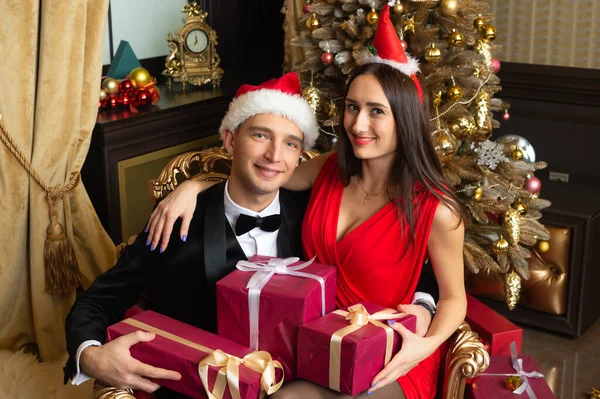 Szczęśliwa Para Prezentem Świątecznym Domu Para Świętuje Święta Bożego Narodzenia — Zdjęcie stockowe