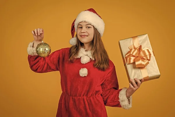 Weihnachtseinkauf Teenager Mädchen Empfinden Glück Verkauf Für Geschenke Und Geschenke — Stockfoto
