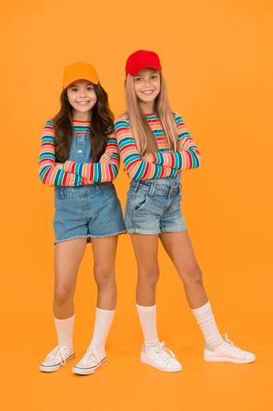 Moda Inspirowana Kulturą Sneaker Szczęśliwe Dzieci Trzymające Ramiona Skrzyżowane Mody — Zdjęcie stockowe