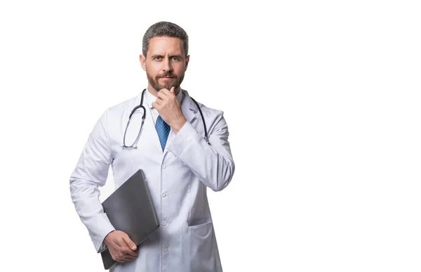 Poważny Lekarz Telezdrowia Odizolowany Białym Medyk Trzymający Laptopa Opieka Telemedyczna — Zdjęcie stockowe