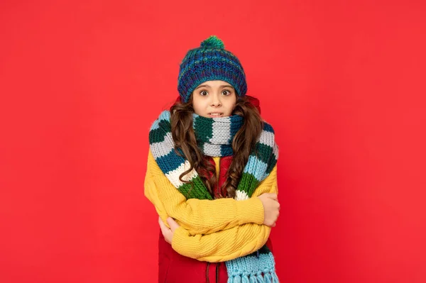 Зимняя Мода Ребенок Вьющимися Волосами Шляпе Чувствует Холод Женская Модель — стоковое фото
