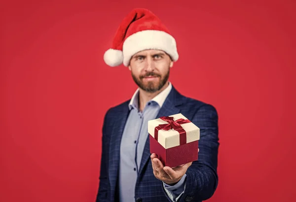 Vánoční Dárková Krabice Ruce Vousatý Muž Obchodník Obleku Santa Claus — Stock fotografie