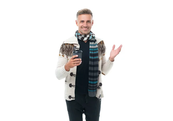 Uśmiechnięty Mężczyzna Trzymający Poranną Kawę Wakacje Dojrzały Mężczyzna Swetrze Kawą — Zdjęcie stockowe