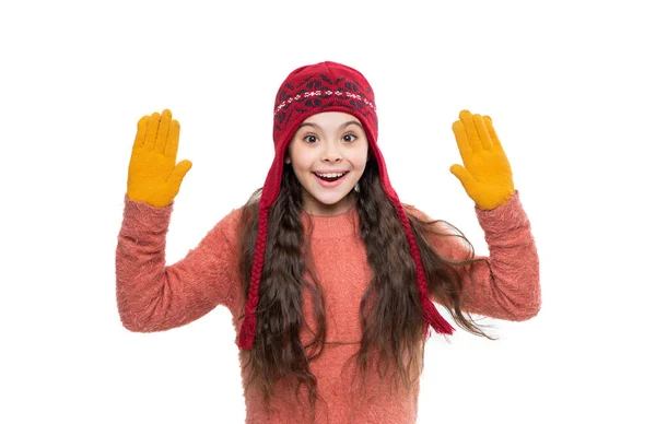 在演播室里 少女们手拿着毛衣和冬帽 少女的冬季时尚 冬季针织物 戴耳瓣帽的少女模特 头戴冬季帽的少女 背景为白色 — 图库照片