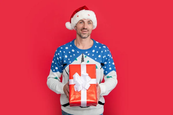 Здивований Білий Чоловік Тримає Різдвяний Подарунок Ізольовано Червоному Подарунок Різдво — стокове фото