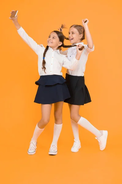 School Pauze Kennisdag Gelukkige Vrienden Met Smartphone Kinderen Maken Selfie — Stockfoto