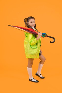 1 Eylül'de yağmur tahmini. 1 Eylül'de şemsiye ile yağmurluk sevimli kız öğrenci. Küçük çocuk 1 Eylül'de sarı arka plan la okula gidiyor. İlk okul günü küçük kız, 1 Eylül.