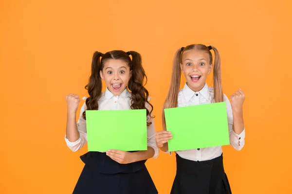 Ödevi Bitti Mutlu Küçük Çocuklar Sarı Arka Plan Üzerinde Boş — Stok fotoğraf