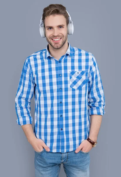 Ευτυχισμένος Άνθρωπος Που Φοράει Ακουστικά Για Στούντιο Μουσικής Απομονωμένο Γκρι — Φωτογραφία Αρχείου