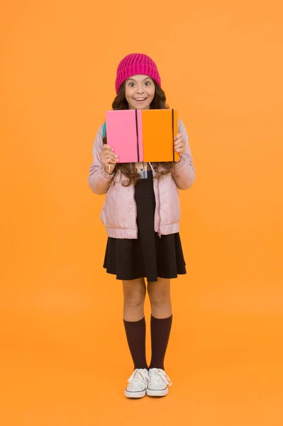 女子高生 幸せな女の子は秋に学校に戻ります 少女は図書館で本を借りる 女子校生の制服姿で笑顔 教育と学習 — ストック写真
