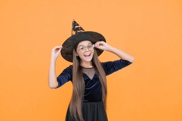 Çocukluk Sonbahar Tatili Kız Kutlamaya Hazır Kostüm Partisi Eğlencesi Cadılar — Stok fotoğraf