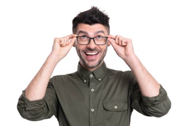 Stüdyoda çalışan adam portresi. Gözlüklü bir çalışan. Yetişkin işçi gömleği giyer. Beyaz arka planda izole edilmiş insan portresi.