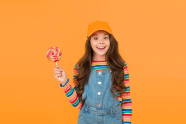 Mutlu çocuk lolipop şekeri. Çocuk eğleniyor. Şekerci dükkânı. Doğası gereği iyimser. Güzel hayat. Mutlu çocukluk. Olumlu ve dost canlısı. Mutlu çocuklar günü. Küçük kız hippi tarzı. Lolipopa bayılırım..