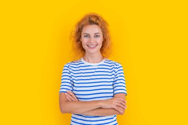 Sarı arka planda izole edilmiş kızıl saçlı kadın portresi. Stüdyodaki genç kızıl saçlı kadının portresi. Yetişkin kızıl kadın portresi.