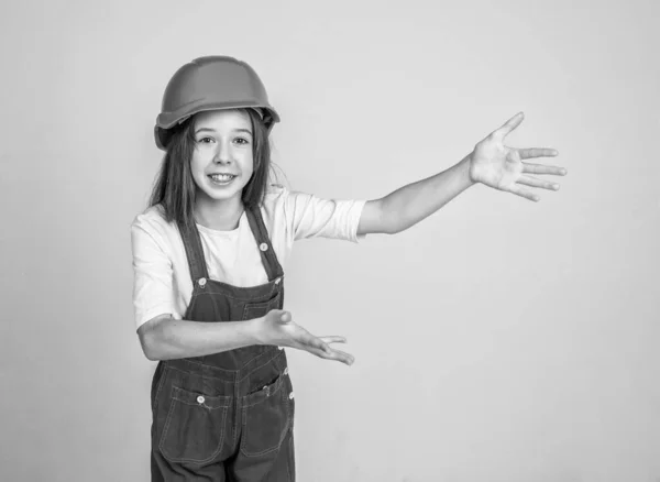 Teen Girl Laborer Protective Helmet Uniform Showing Copy Space Gesturing — Stockfoto