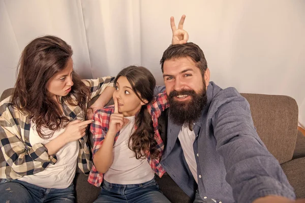 Pais Felizes Com Criança Fazendo Selfie Juntos Casa Fim Semana — Fotografia de Stock