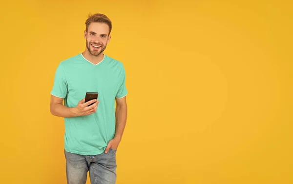 Szczęśliwy Człowiek Niebieskiej Koszuli Żółtym Tle Miejsca Kopiowania Komunikacji — Zdjęcie stockowe