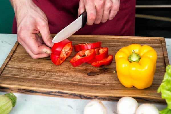 Крупним Планом Руки Різання Овочів Ножем — стокове фото