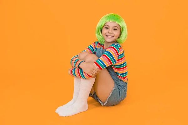Stylish Creative Happy Child Wear Stylish Short Hair Wig Yellow — Stock Photo, Image