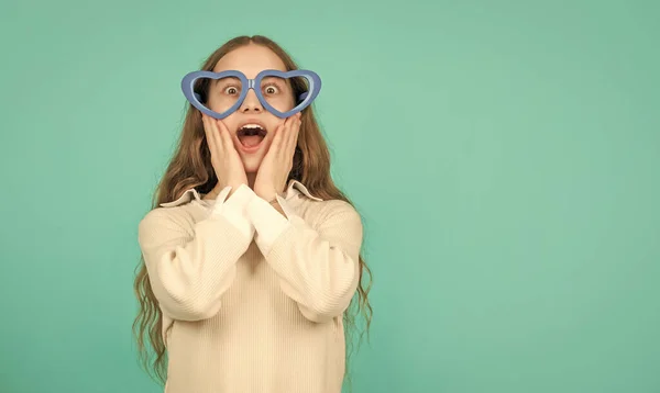 Έκπληξη Έφηβος Κορίτσι Γυαλιά Κόμμα Μπλε Φόντο Αντίγραφο Χώρου Φανταχτερό — Φωτογραφία Αρχείου