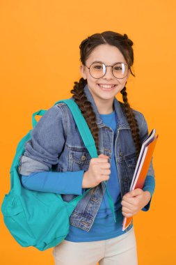Öğrenci kız yetenekli çocuklar için kurslara gidiyor, konsept çalışmanın keyfi..