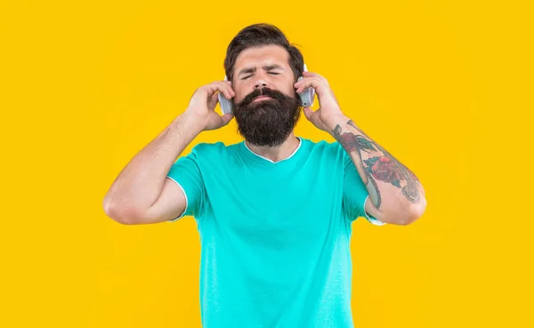 Chico Barbudo Disfrutar Música Auriculares Aislados Sobre Fondo Amarillo Tipo — Foto de Stock