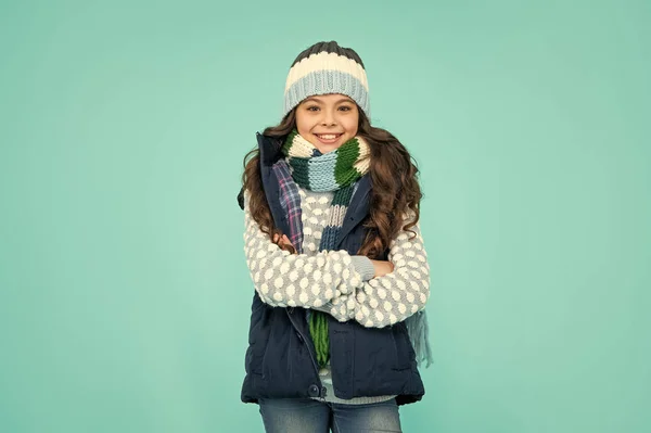 Expresar Emociones Positivas Moda Invierno Niño Sonriente Con Pelo Rizado — Foto de Stock