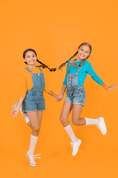 子供ウクライナの若い世代 愛国心の概念 青と黄色の服を着た女の子自由の価値 自由な国で幸せな生活を送る 愛国的な育ち 我々はウクライナ人だウクライナの子供たち — ストック写真