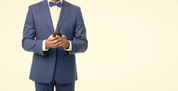 Beskärd Man Fluga Kostym Chatta Telefon Isolerad Vitt Med Kopieringsutrymme — Stockfoto