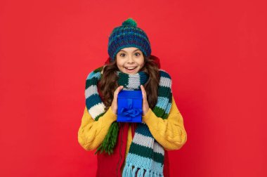 Kutusu olan genç bir kız. Boks günü. Hediyeler ve hediyeler. Satın alınmış alışveriş çocuğu. İkramiyeli çocuk. Doğum günün kutlu olsun. Kara Cuma indirimi. Mevsimlik Noel satışları.